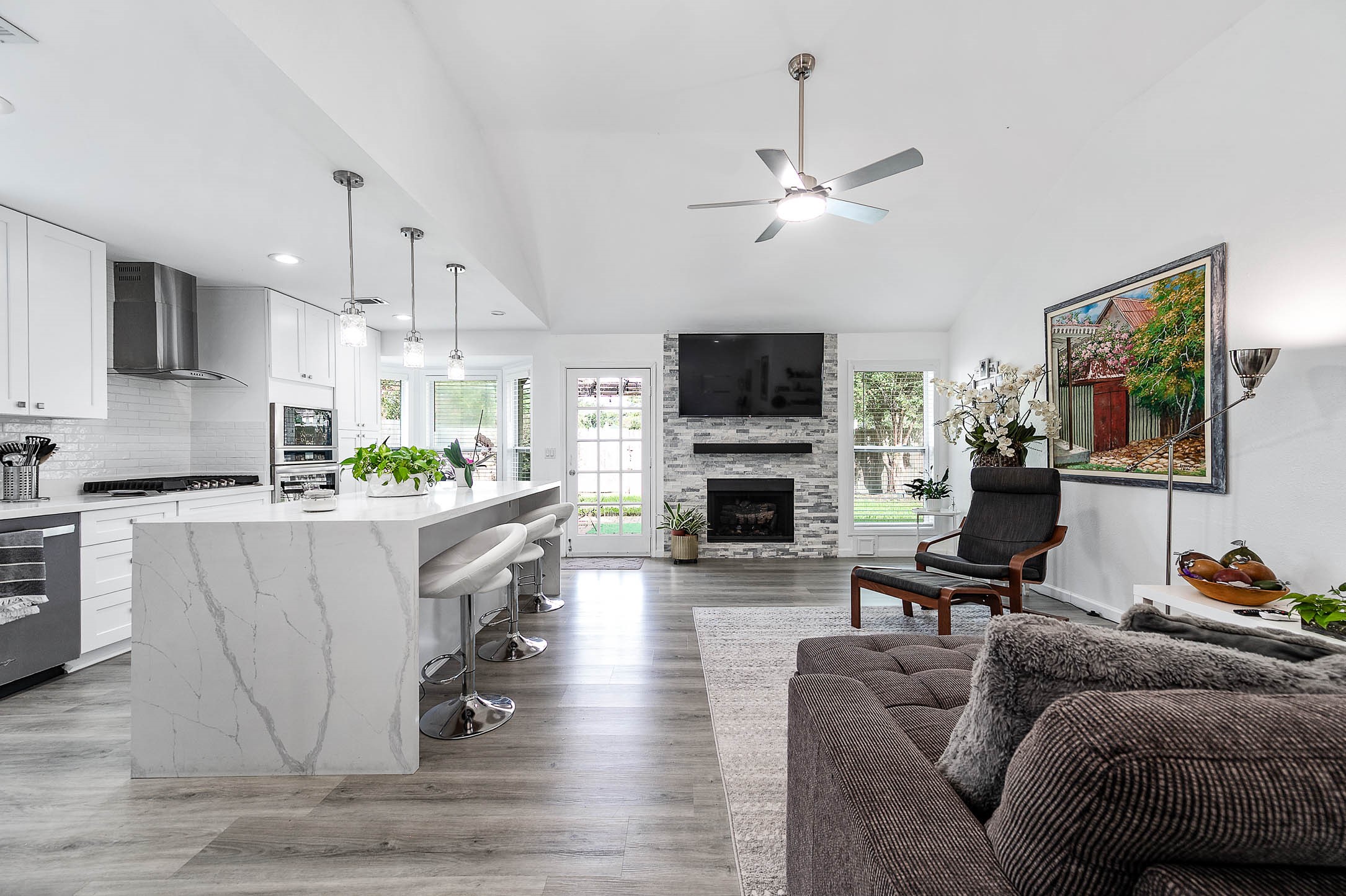 Gather the family and guests
together in your living room!
Featuring high ceilings, dark stained
ceiling fan, gorgeous floors, cozy
fireplace, and large windows that
provide plenty of natural lighting
throughout the day!