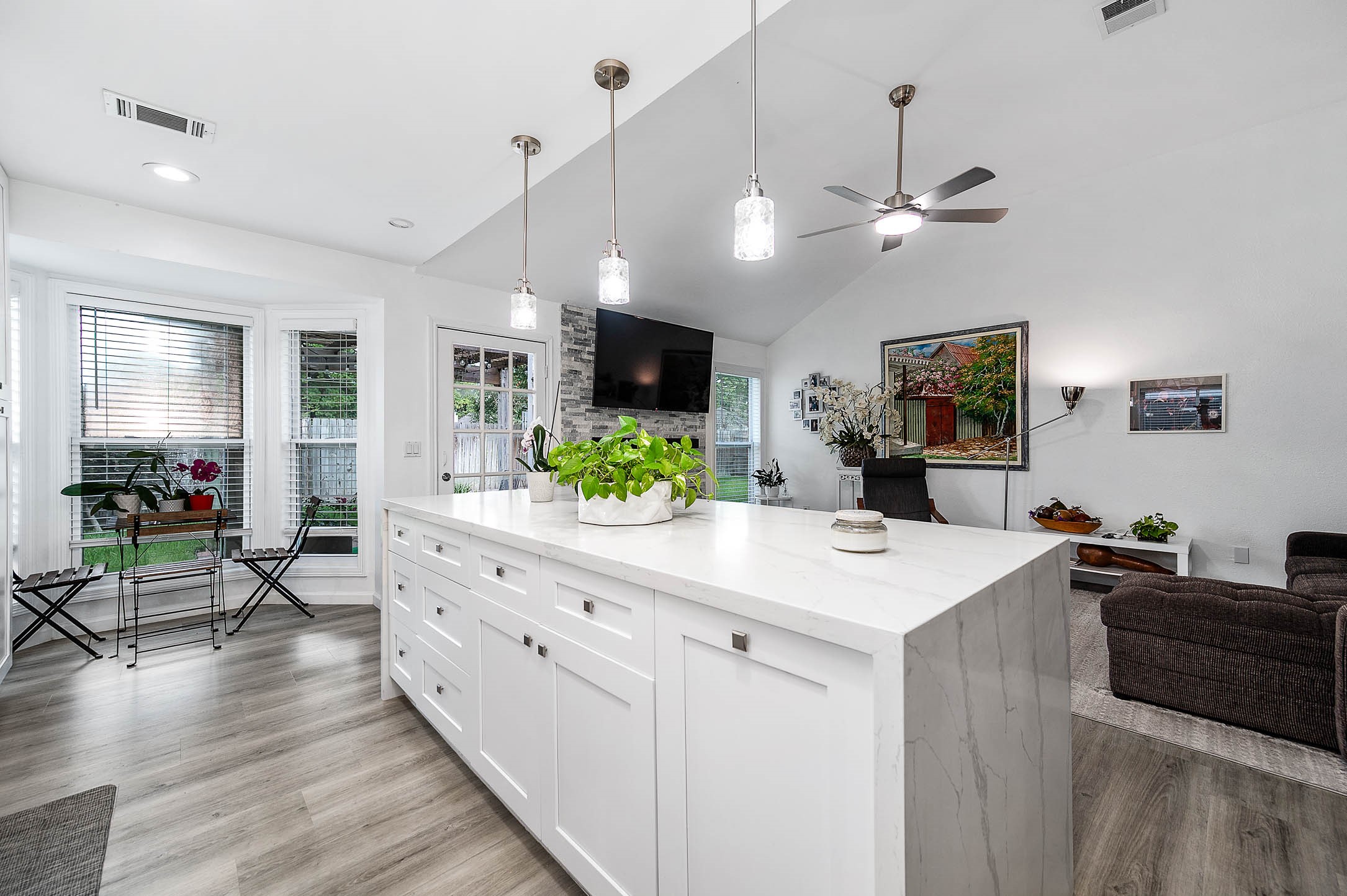 The extra-large kitchen island is
perfect for conversation or that much
needed space to lay out your party
spread for everyone to enjoy!
