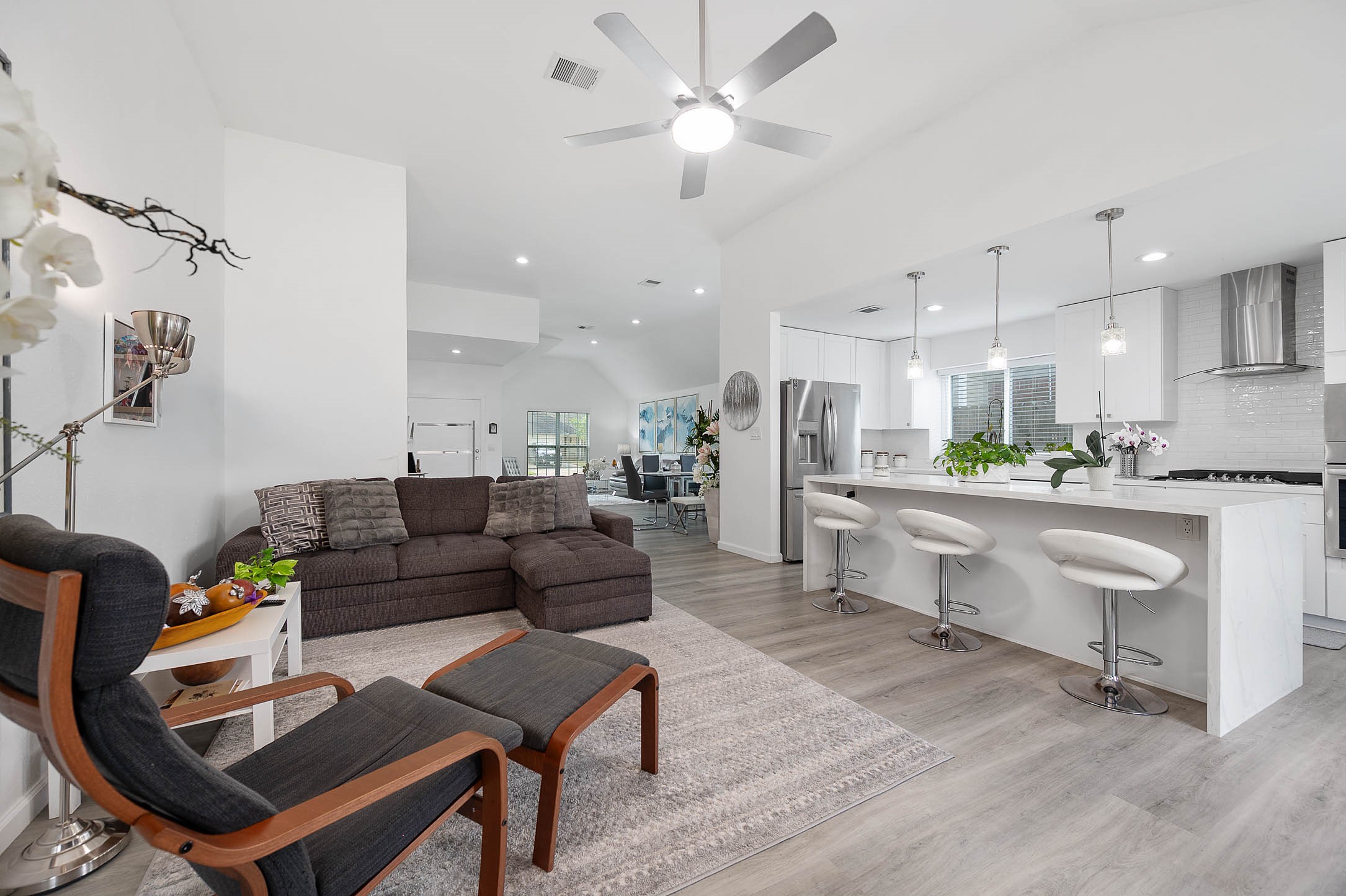 This light and bright living room is the
perfect layout for entertaining or just
relaxing!