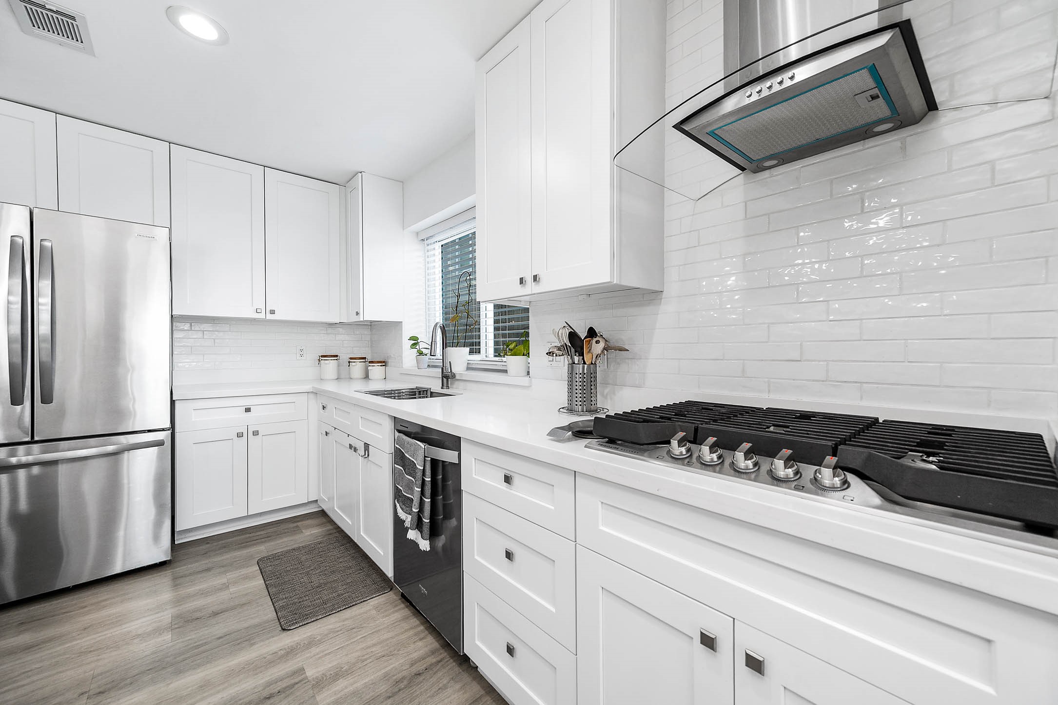 Your family and guests will enjoy
many nights of fun, food and
entertainment with ample counter
space and kitchen island for setting
up a wonderful array of provisions!