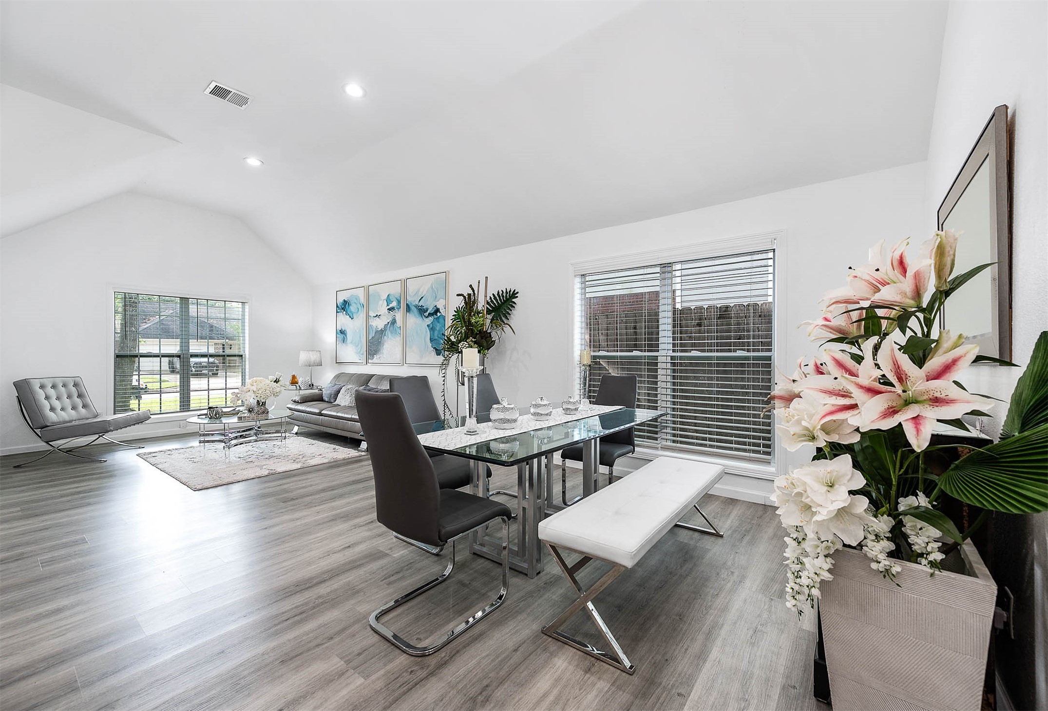 You and your guests will certainly
dine in style in this dining room! You and your guests will certainly
dine in style in this dining room!