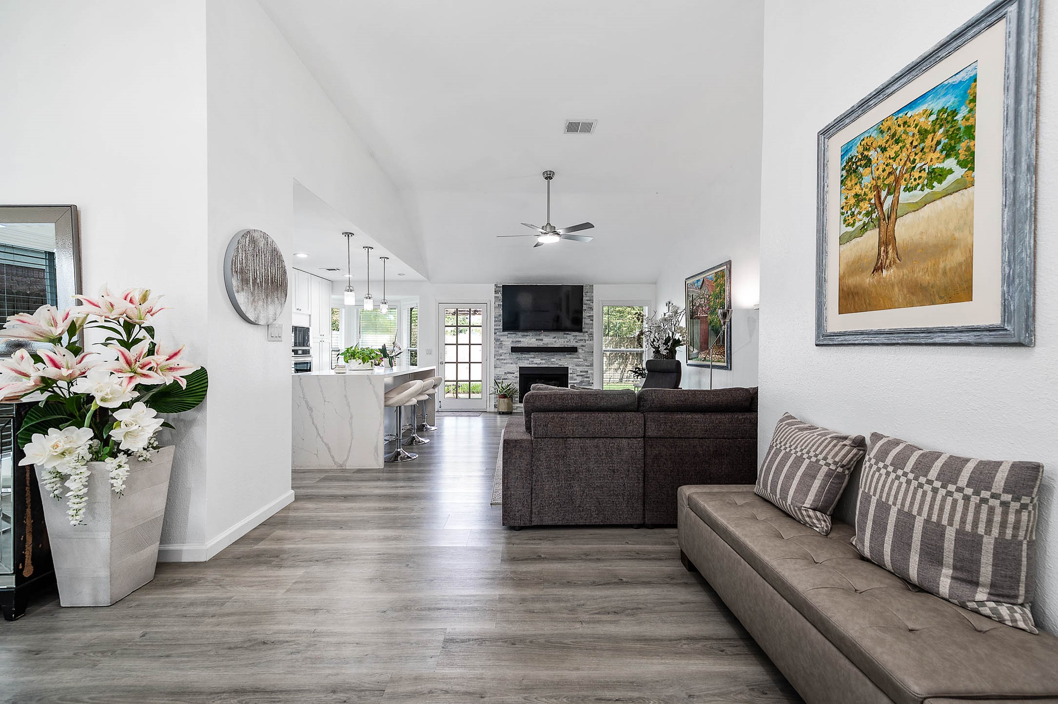 Gather the family and guests
together in your living room!
Featuring high ceilings, dark stained
ceiling fan, gorgeous floors, cozy
fireplace, and large windows that
provide plenty of natural lighting
throughout the day!