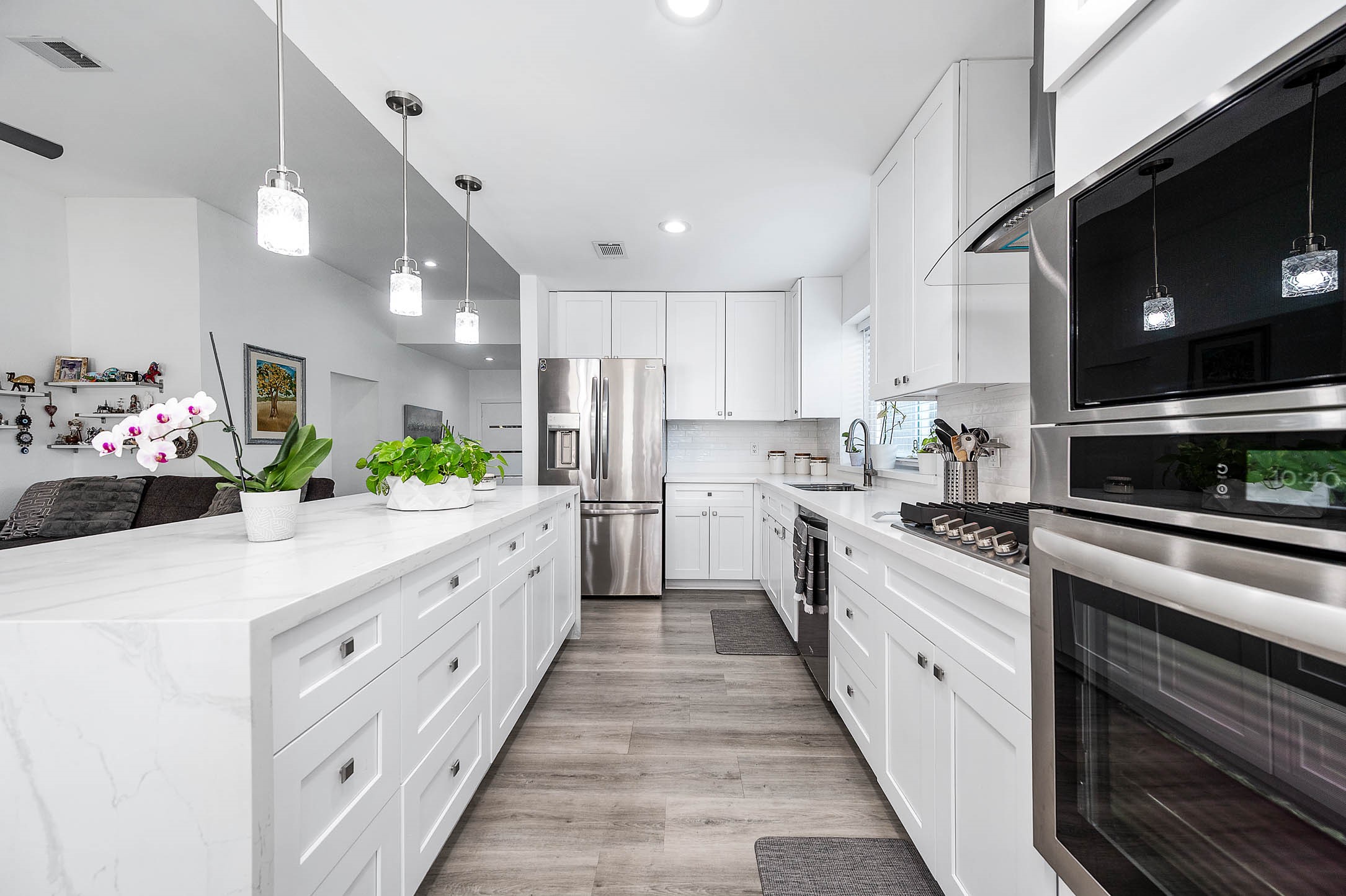 Your family and guests will enjoy
many nights of fun, food and
entertainment with ample counter
space and kitchen island for setting
up a wonderful array of provisions!