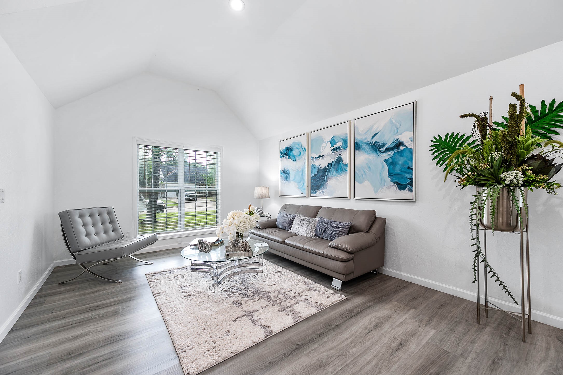 The welcoming den features high
ceilings and large windows with
privacy blinds! The welcoming den features high
ceilings and large windows with
privacy blinds!