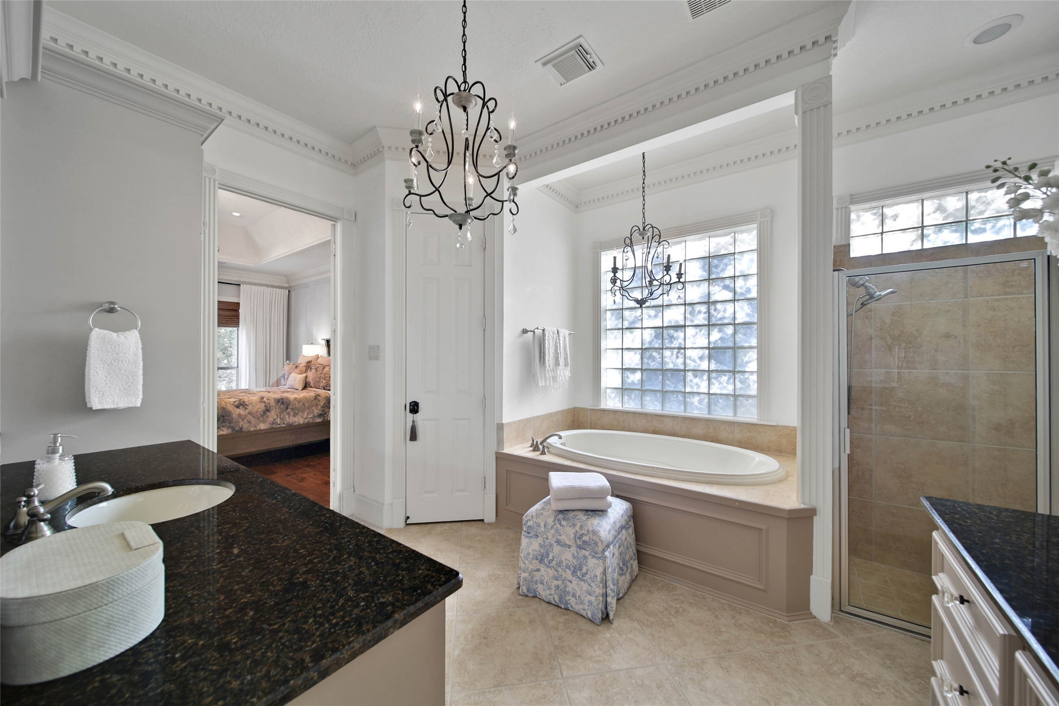 39 W Old Sterling Circle, The Woodlands, TX 77382