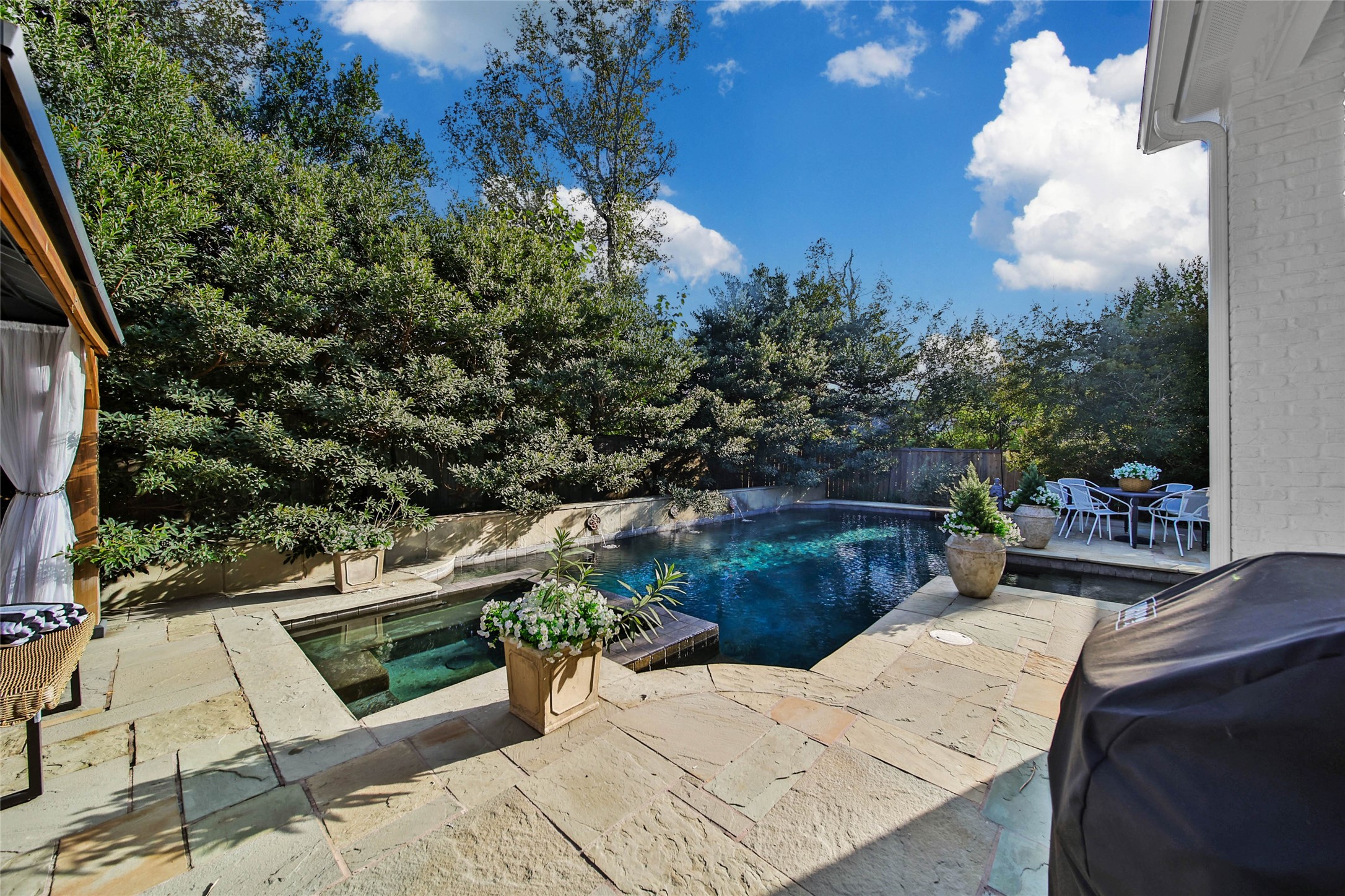 39 W Old Sterling Circle, The Woodlands, TX 77382