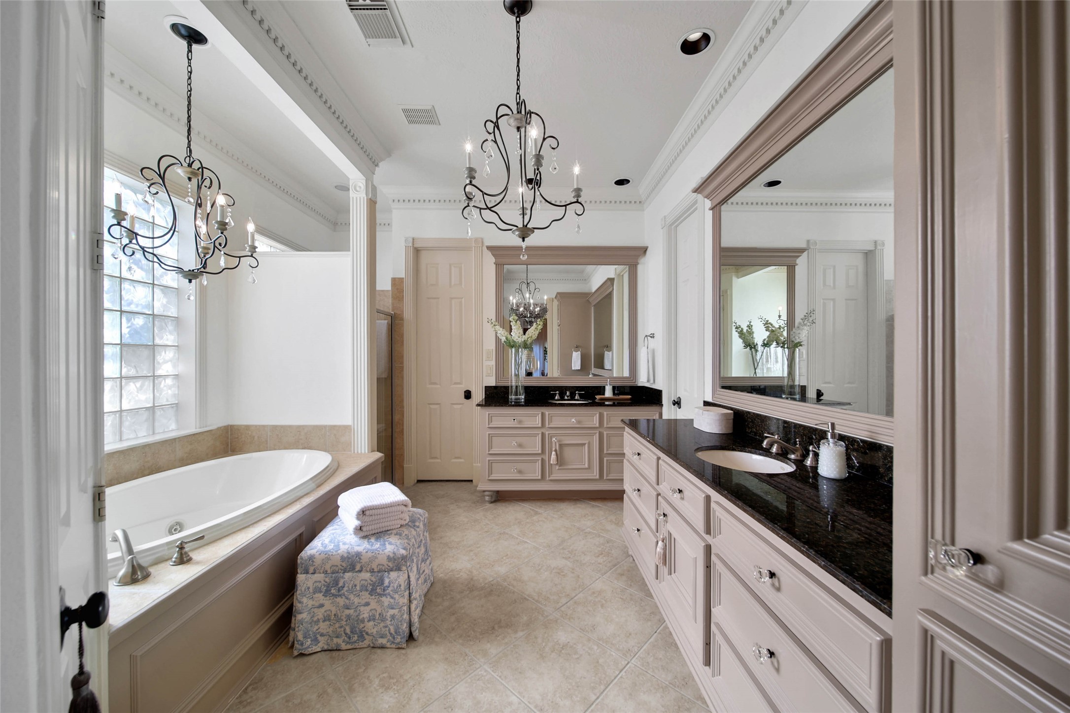 39 W Old Sterling Circle, The Woodlands, TX 77382