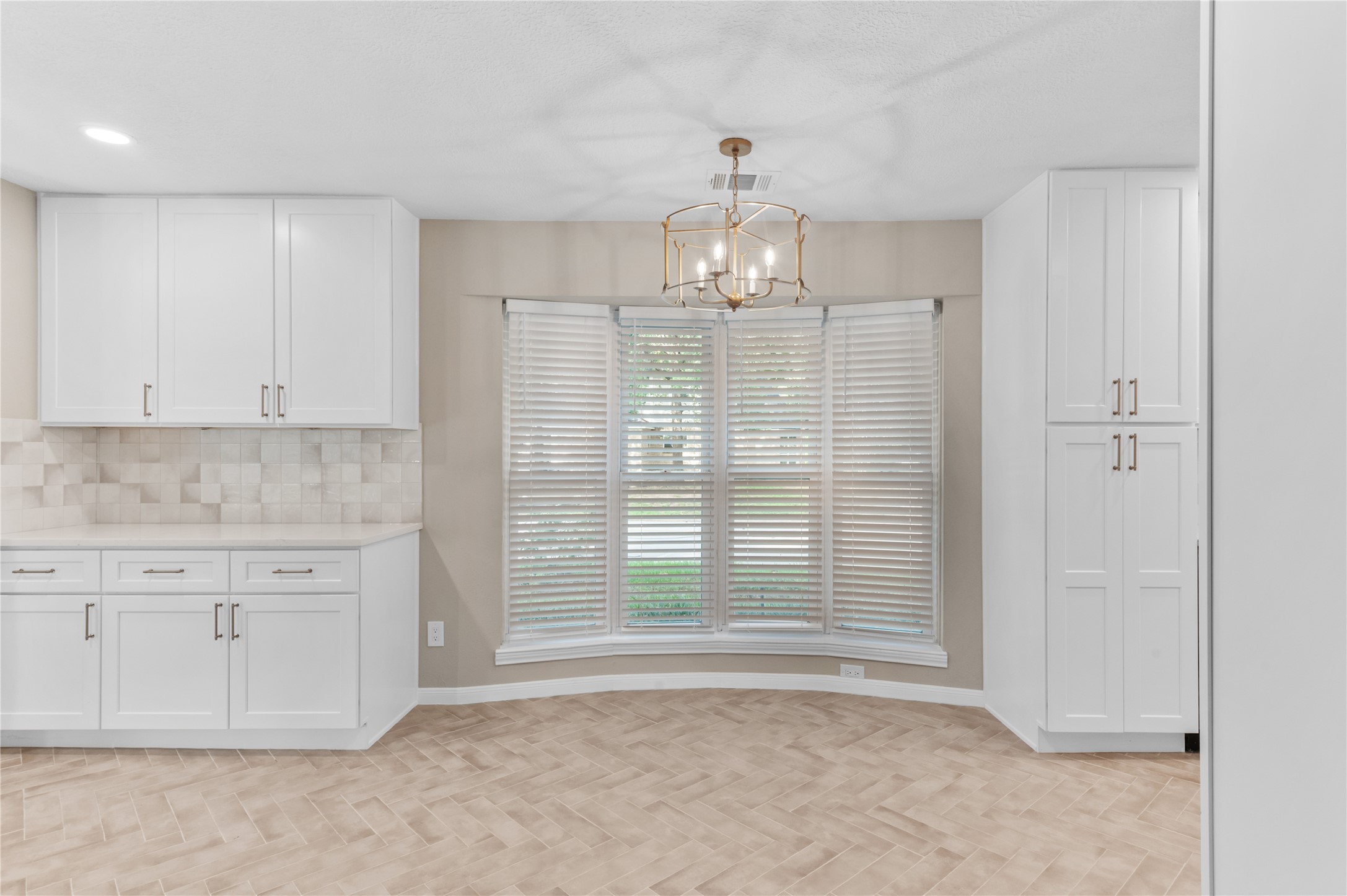 Dining/breakfast area with lots of cabinet space