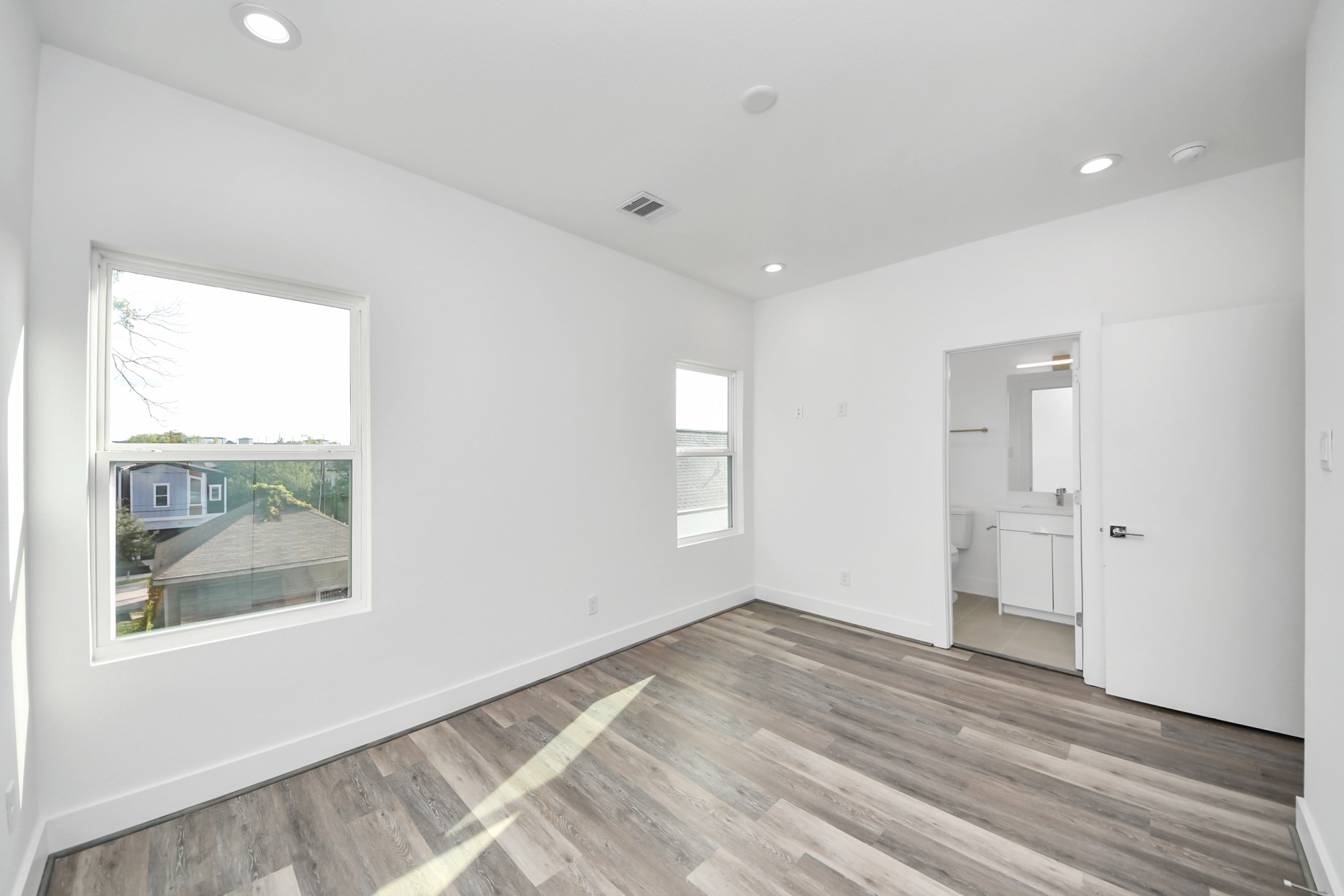 Bedroom on third floor (Sample photo from same floor plan next to the address)