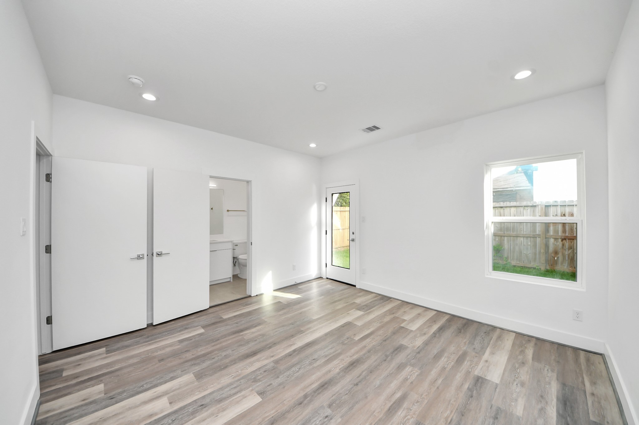 Bedroom on first floor (Sample photo from same floor plan next to the address)