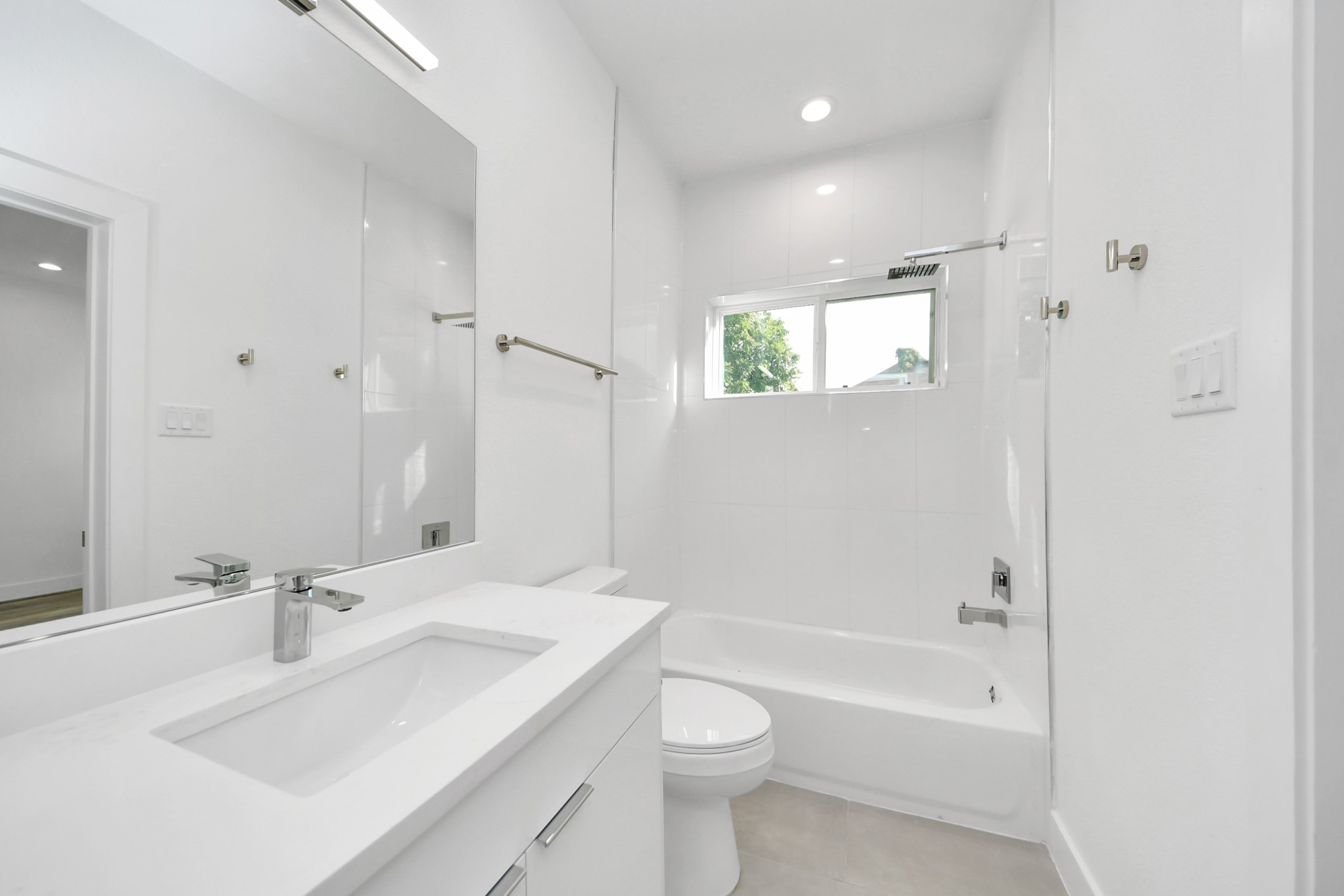 Bathroom on first floor (Sample photo from same floor plan next to the address)