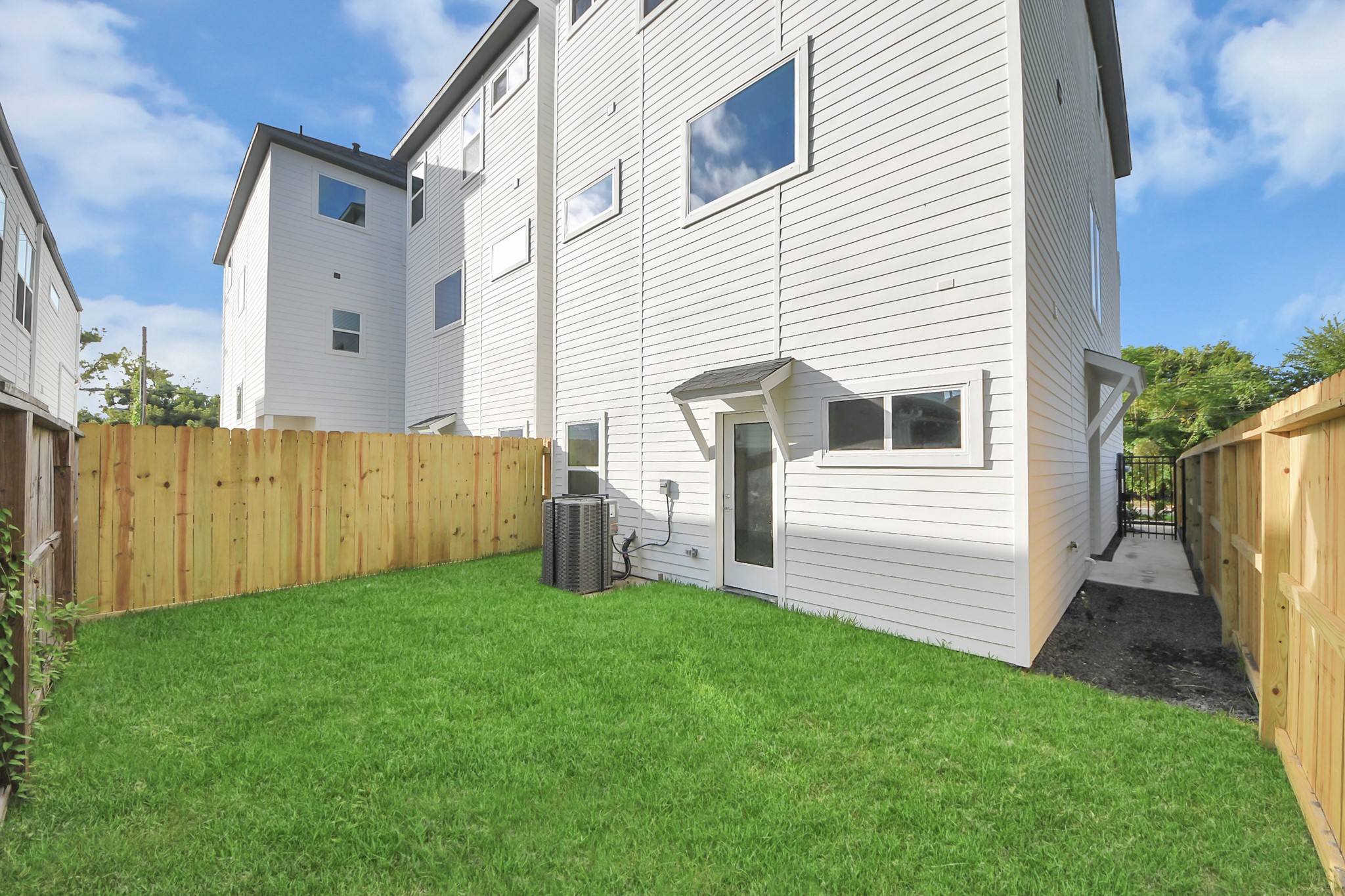 Private fenced backyard (Sample photo from same floor plan next to the address) Private fenced backyard (Sample photo from same floor plan next to the address)