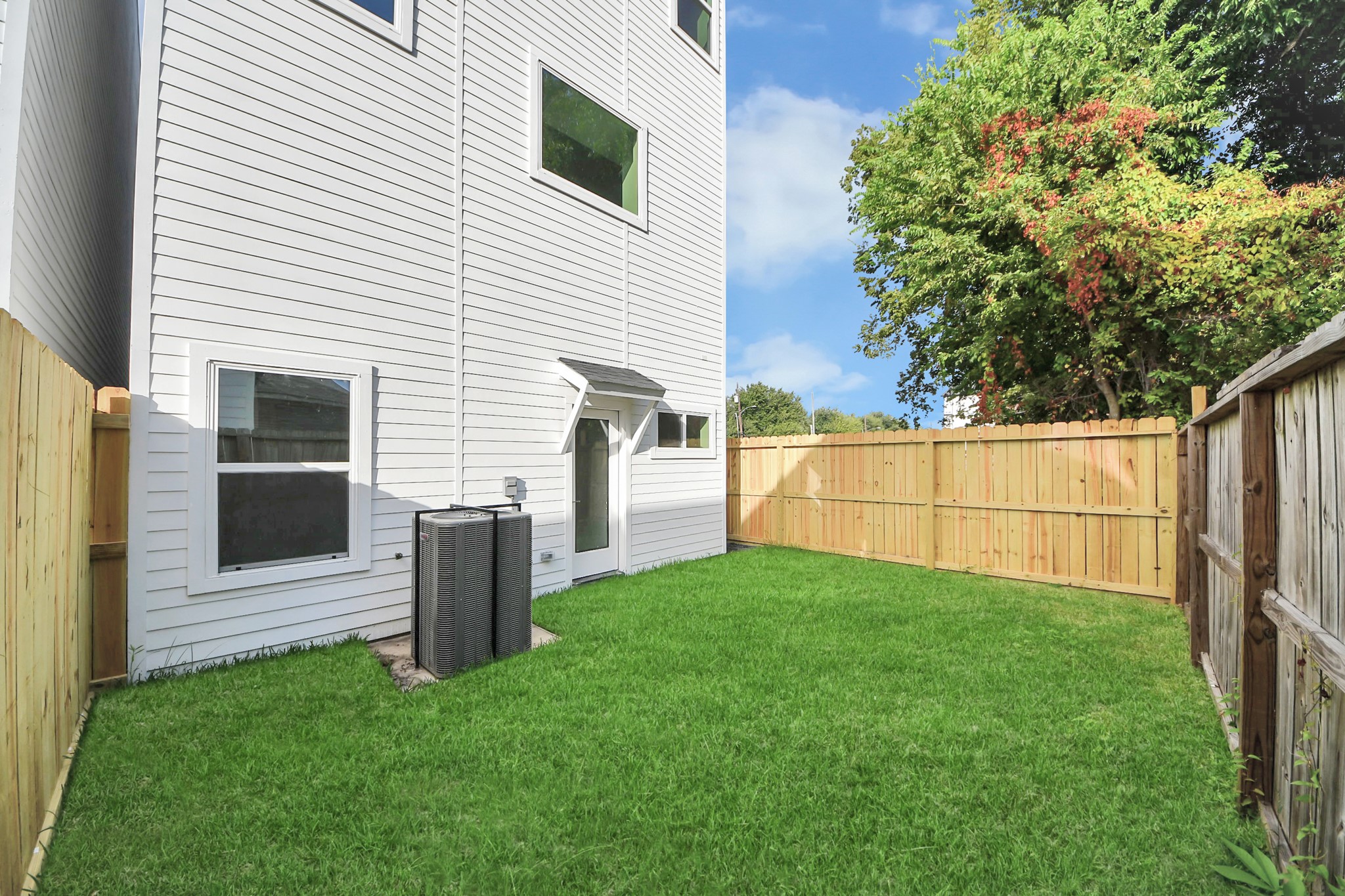 Private fenced backyard (Sample photo from same floor plan next to the address) Private fenced backyard (Sample photo from same floor plan next to the address)