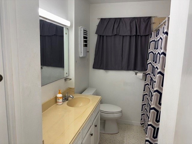 Bathroom in the hallway between the 3 bedrooms.