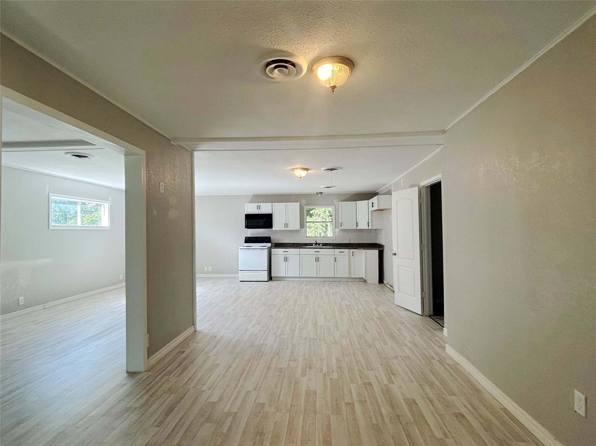Dining/kitchen