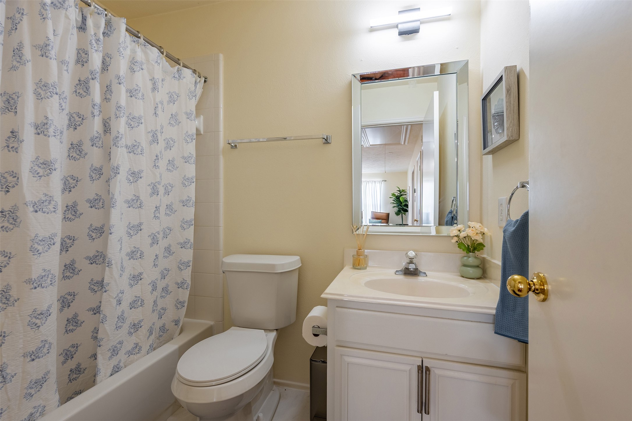 Full bathroom 2
