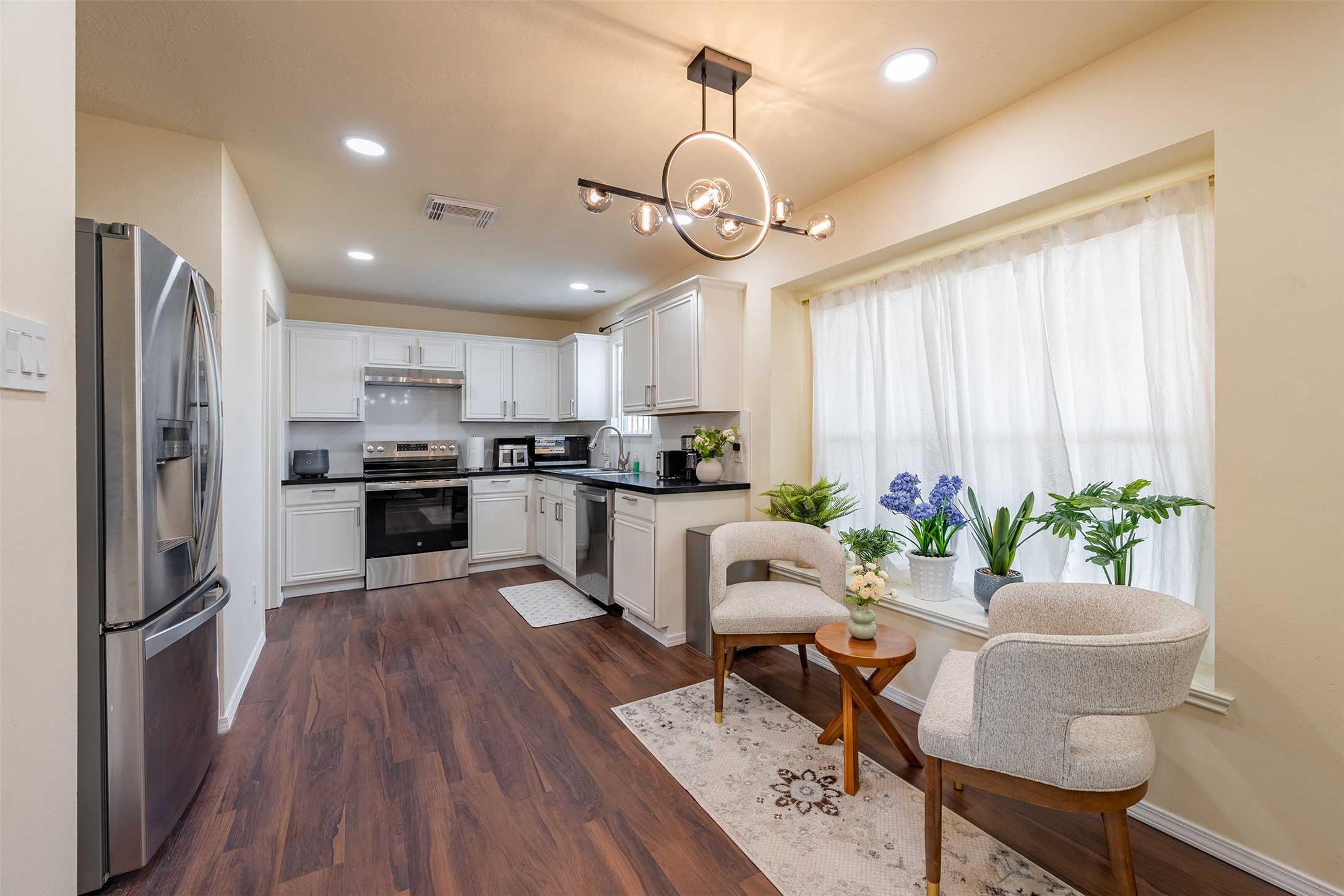 Kitchen: Casual dining space adjacent to the kitchen, ideal for morning coffee and family mea