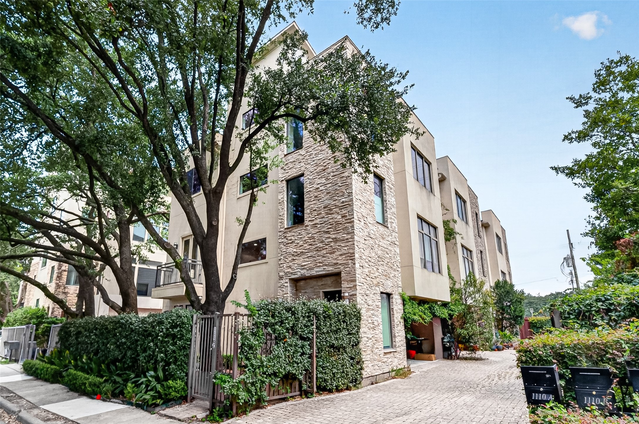 Modern three-story townhouse with no HOA. Close to tons of popular restaurants, shopping and nightlife.