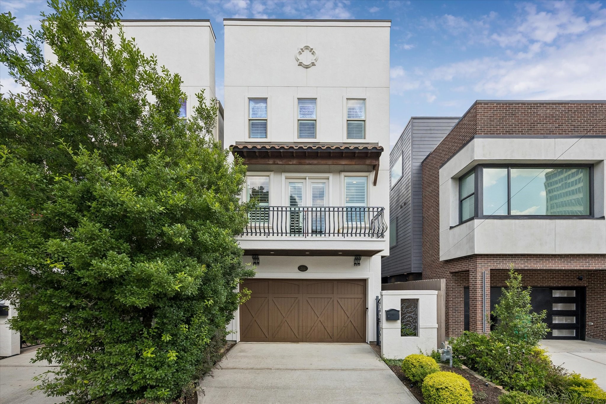 Whether you're hitting nearby gyms or dining at Houstons finest spots, this location offers the ultimate urban lifestyle. Dont miss the opportunity to call this house your home!