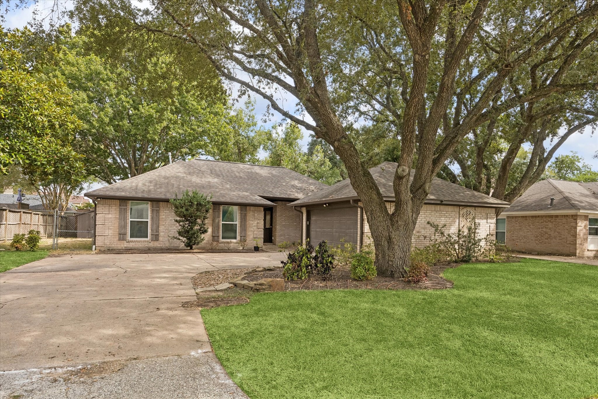 Exquisitely updated one-story 4/2 minutes from Old Town Katy & zoned to award-winning Katy ISD schools! Cement board & brick detailing added to exterior of home!