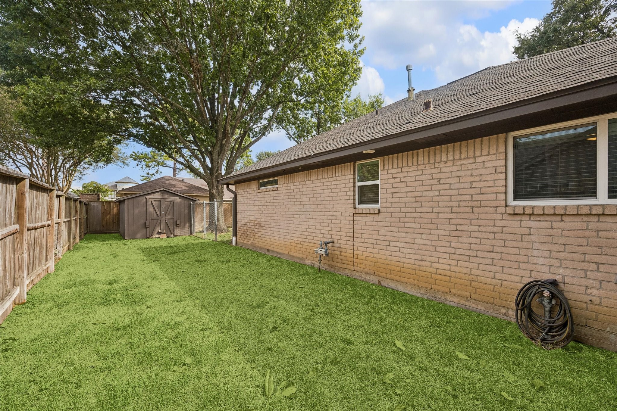 Closer view of back yard dog run & shed, all fully fenced!