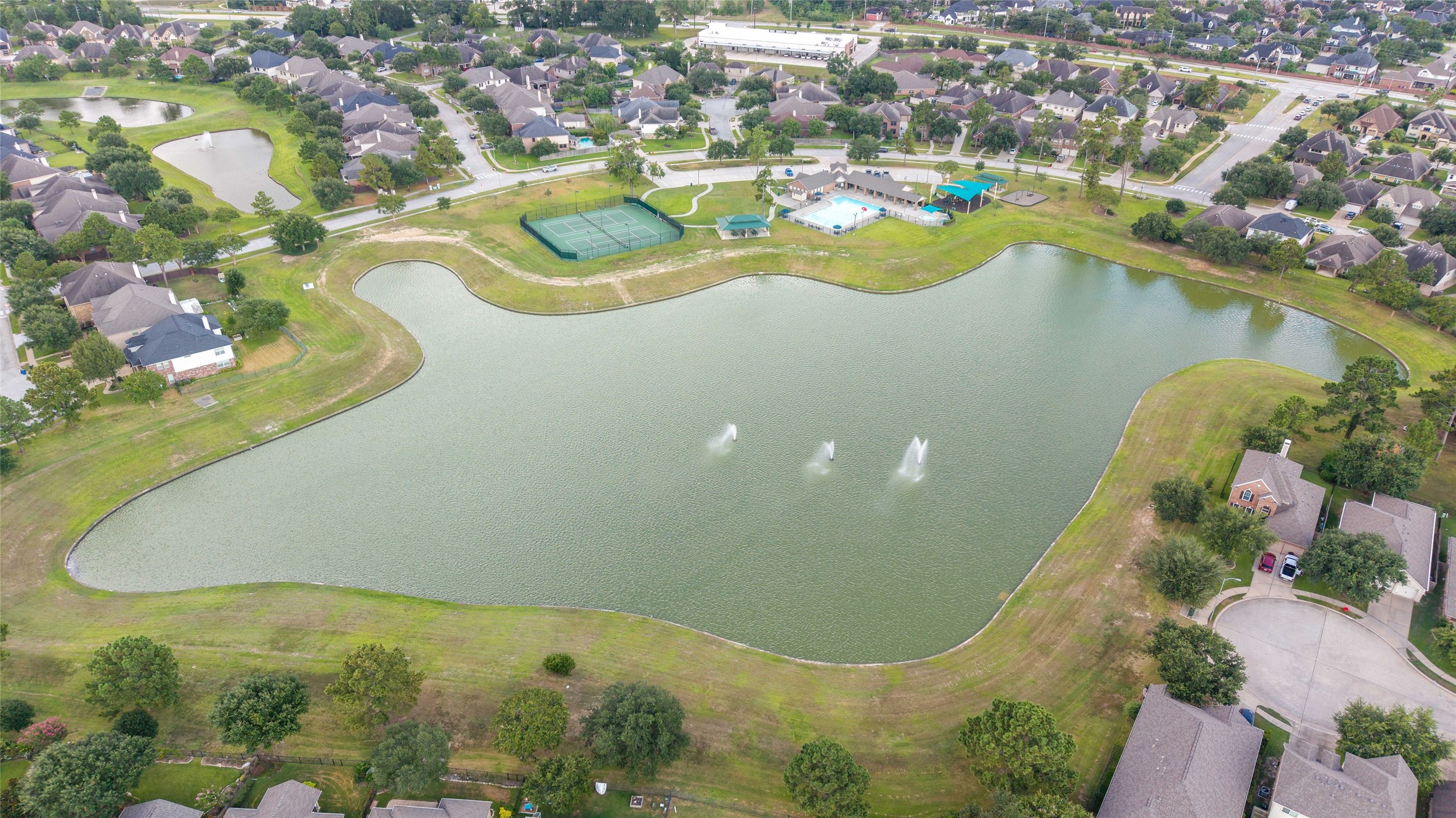Gorgeous neighborhood lake and scenic surroundings.