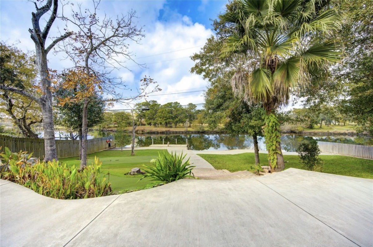303 Old Bayou Drive, Dickinson, TX 77539 303 Old Bayou Drive, Dickinson, TX 77539