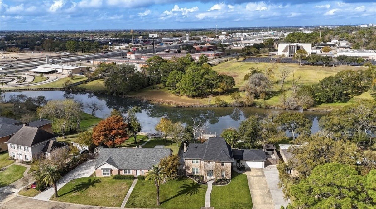303 Old Bayou Drive, Dickinson, TX 77539