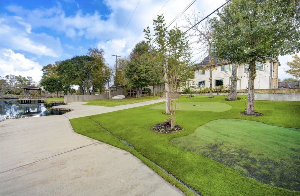 303 Old Bayou Drive, Dickinson, TX 77539
