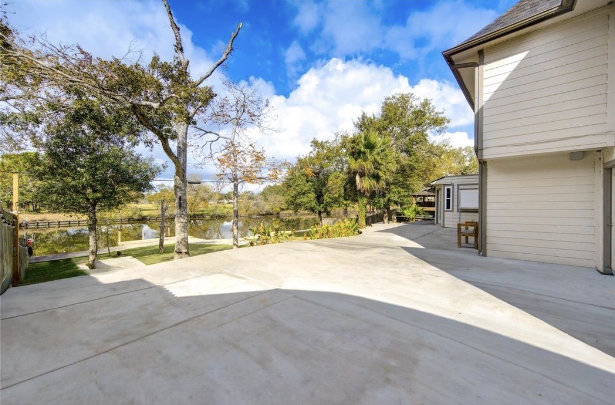 303 Old Bayou Drive, Dickinson, TX 77539