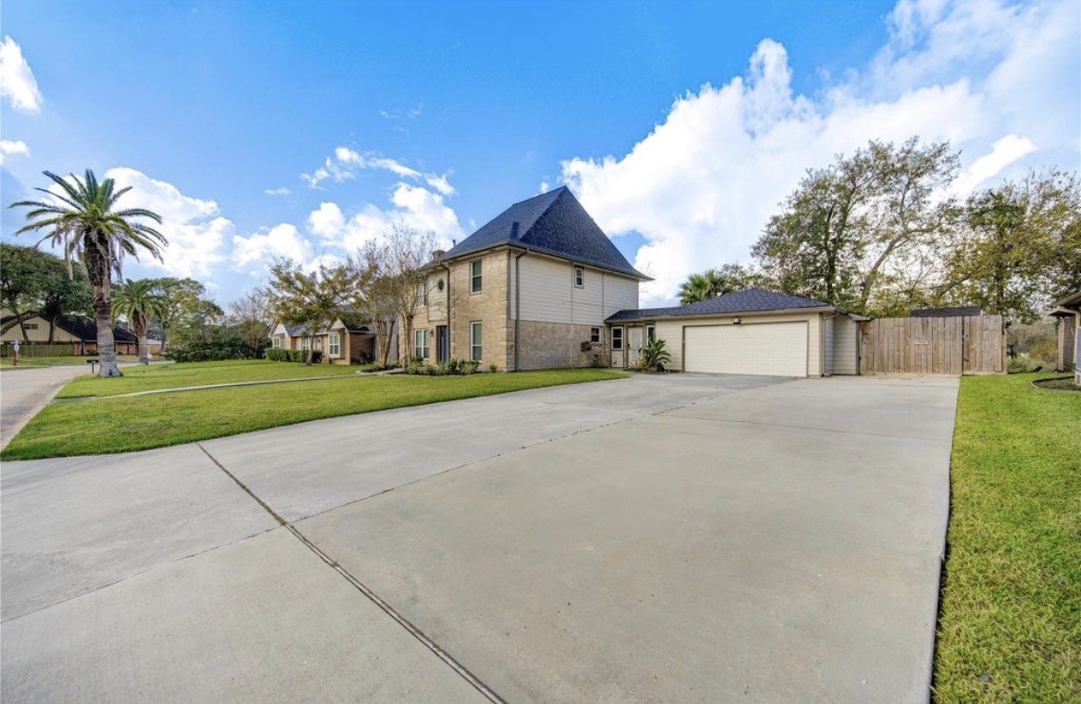 303 Old Bayou Drive, Dickinson, TX 77539
