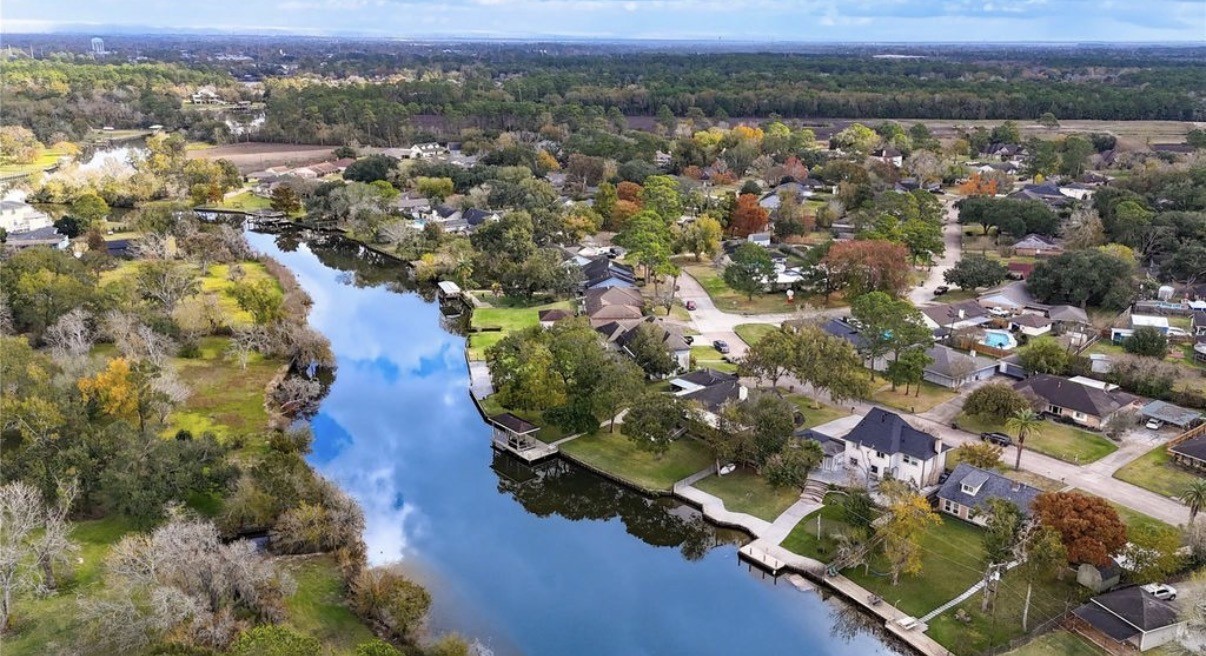 303 Old Bayou Drive, Dickinson, TX 77539