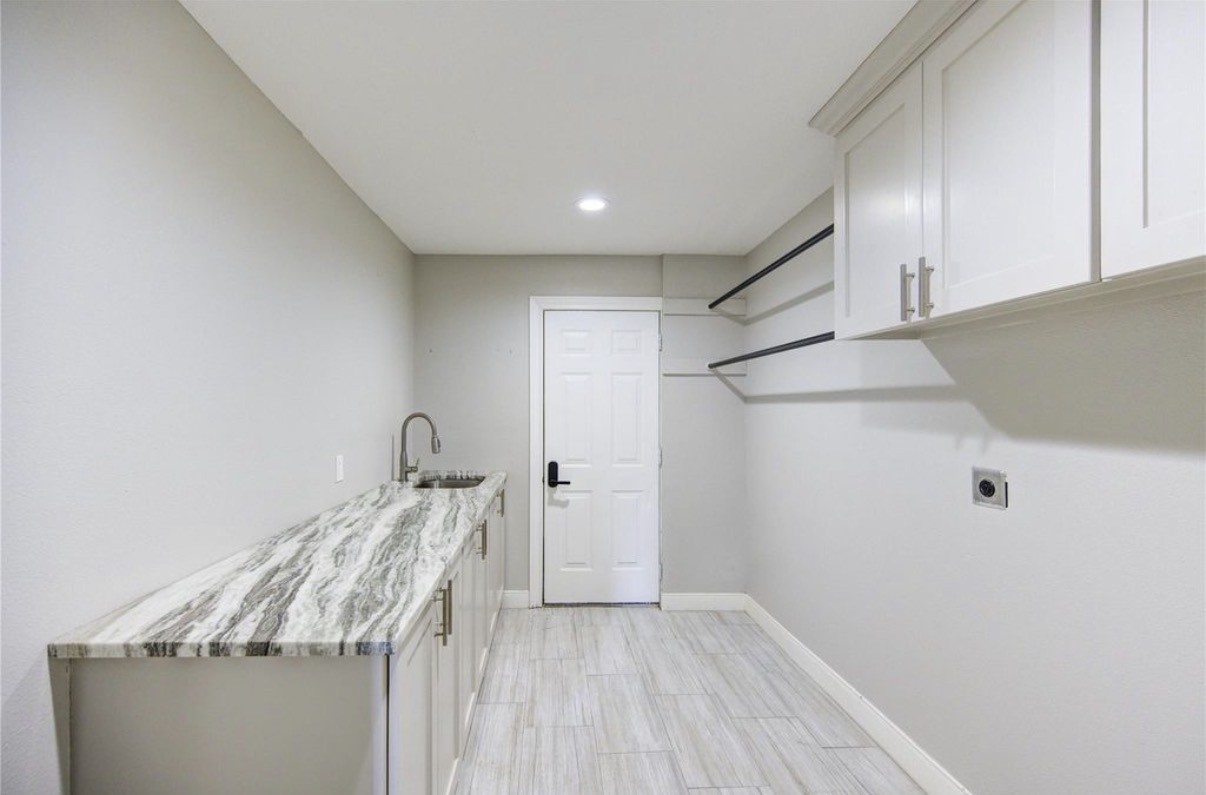 303 Old Bayou Drive, Dickinson, TX 77539