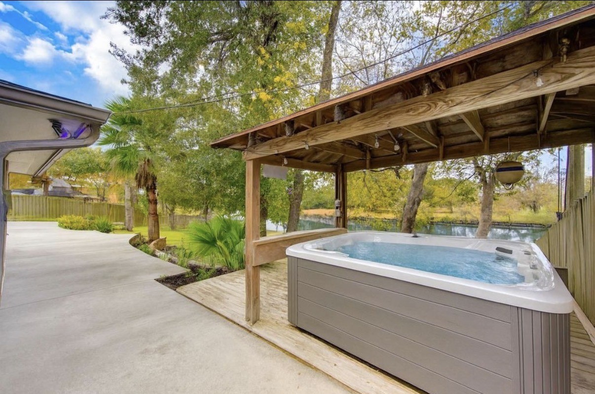 303 Old Bayou Drive, Dickinson, TX 77539