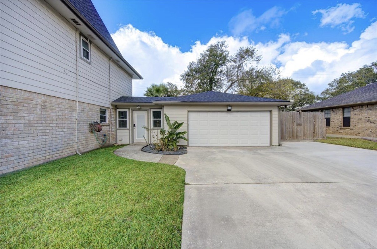 303 Old Bayou Drive, Dickinson, TX 77539
