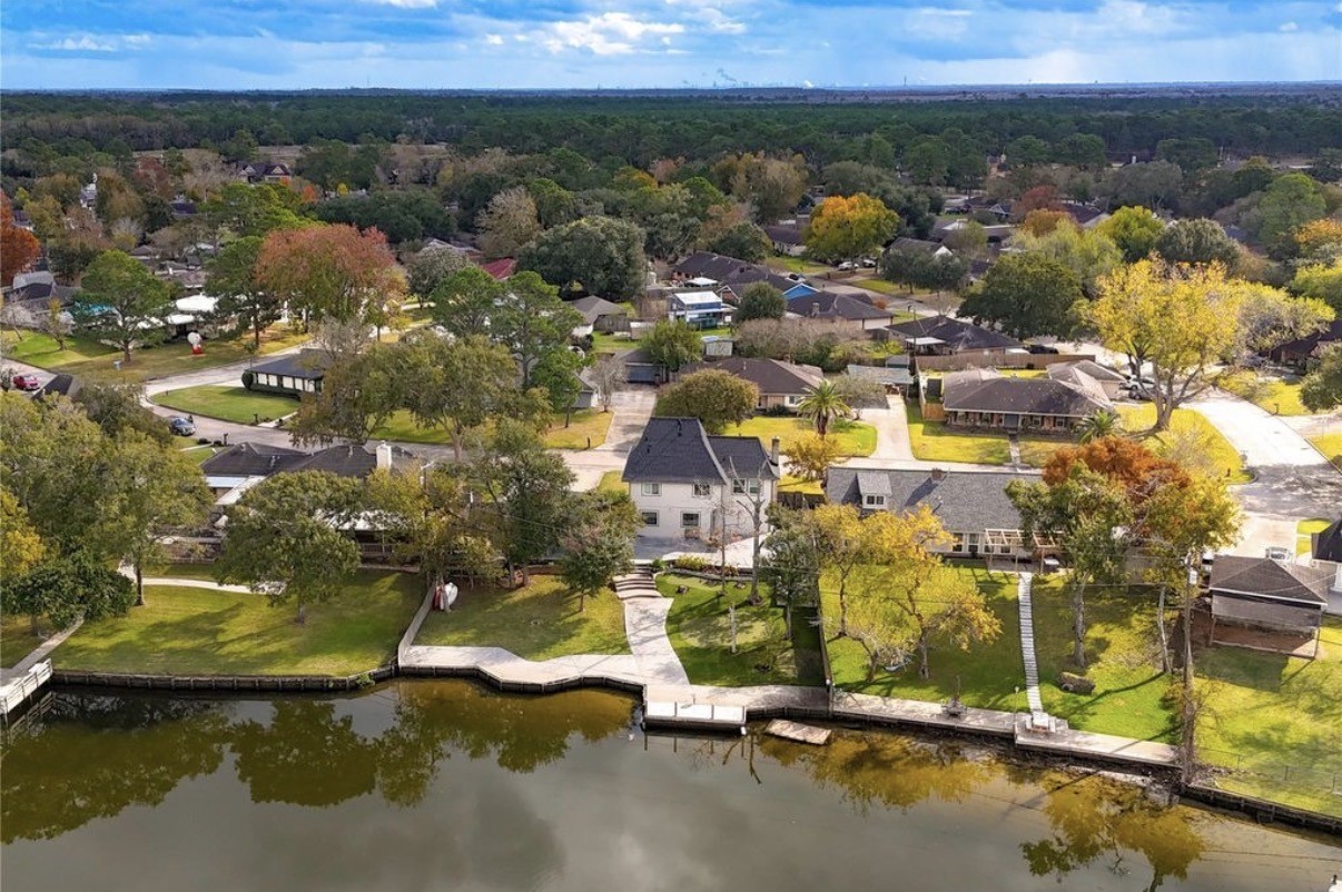 303 Old Bayou Drive, Dickinson, TX 77539