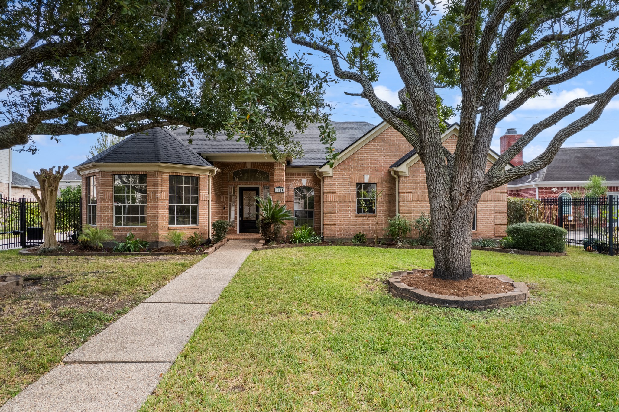 Welcome to 1923 Hollow wind. This single-story home is located in established Kelliwood community.