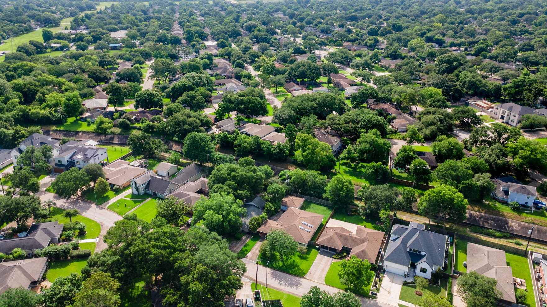 Willow Bend is convenient to the TX Medical Center, Rice University, and Galleria areas! Downtown is a short commute.  It's a great location with the 610 Loop nearby - making it easy to enjoy all that Houston has to offer!