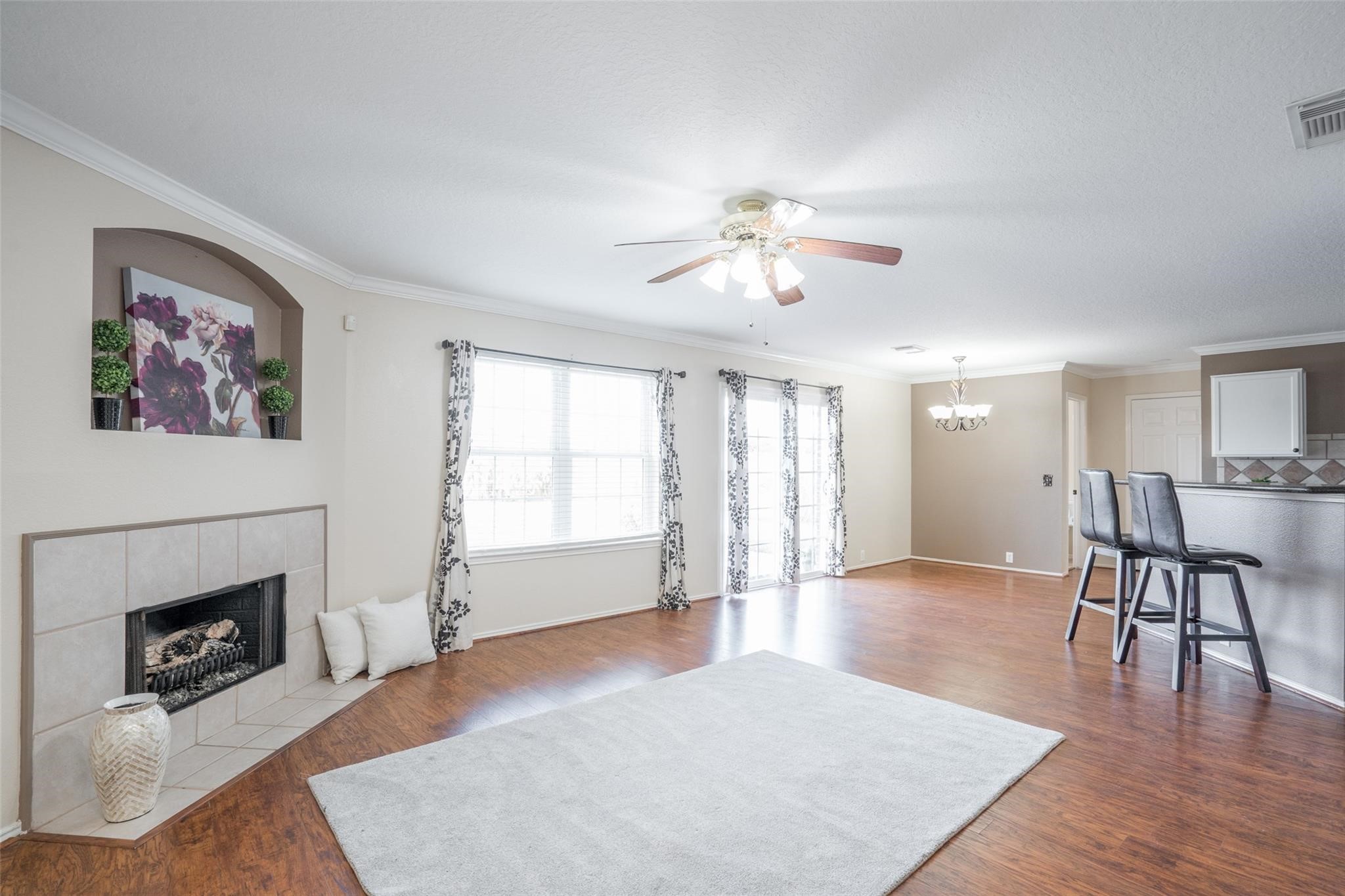 Enjoy open concept living at its finest! Beautiful wood-like laminate graces all major living spaces! Enjoy open concept living at its finest! Beautiful wood-like laminate graces all major living spaces!