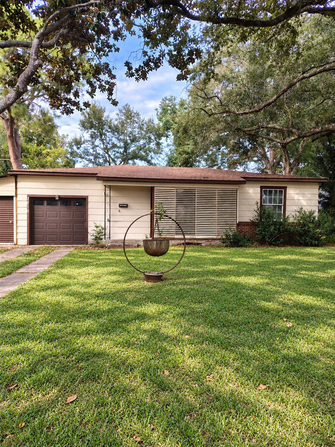 Live on the quiet Houston Dr in La Marque Live on the quiet Houston Dr in La Marque