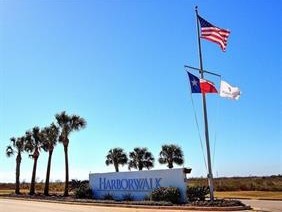 18 Half Moon, Hitchcock, TX 77563