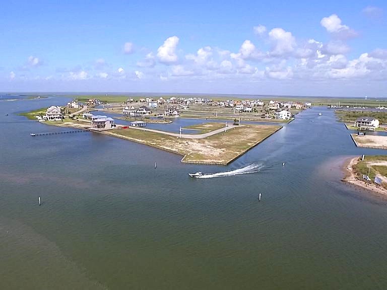 18 Half Moon, Hitchcock, TX 77563