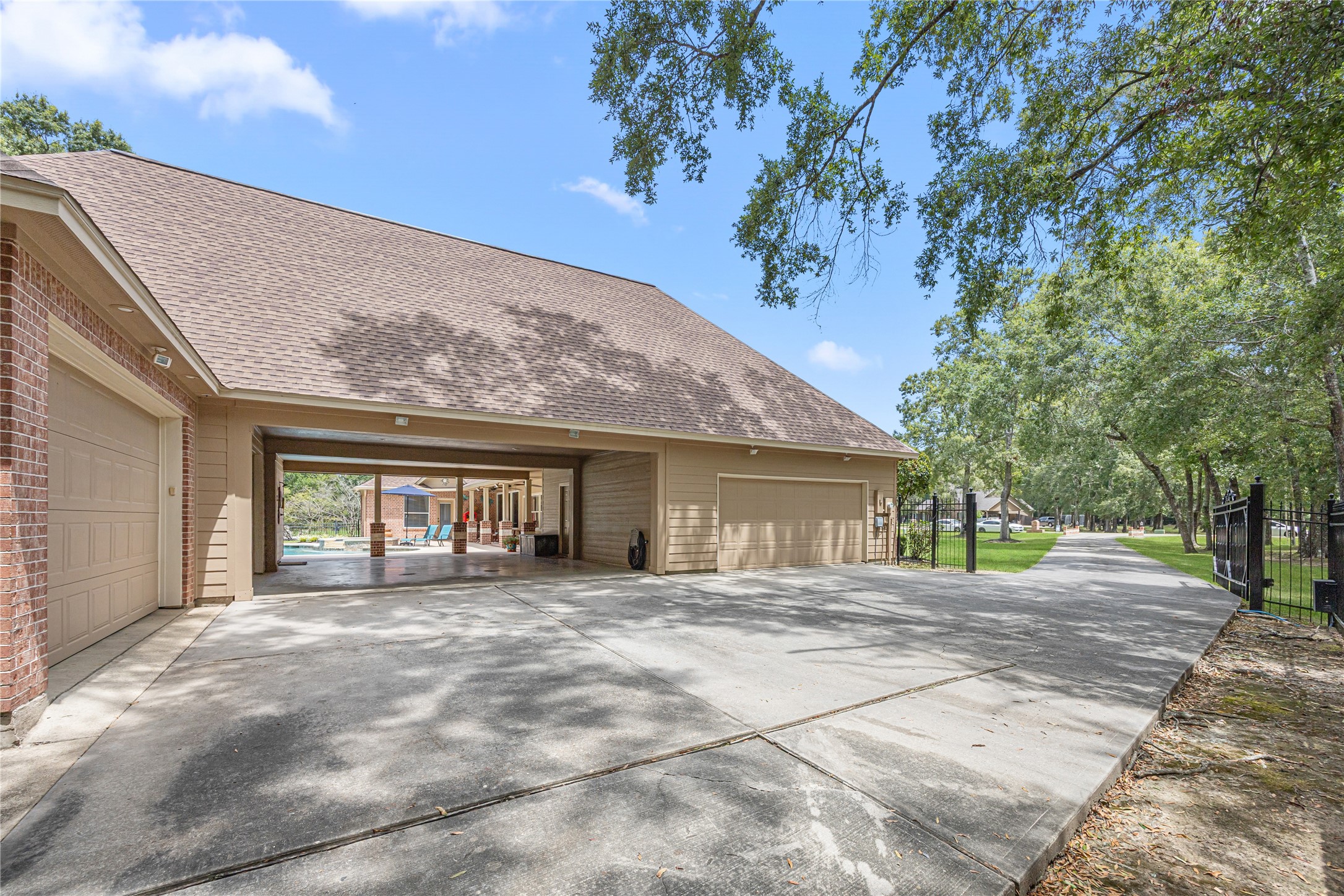 27511 Fairway Oaks Drive, Huffman, TX 77336