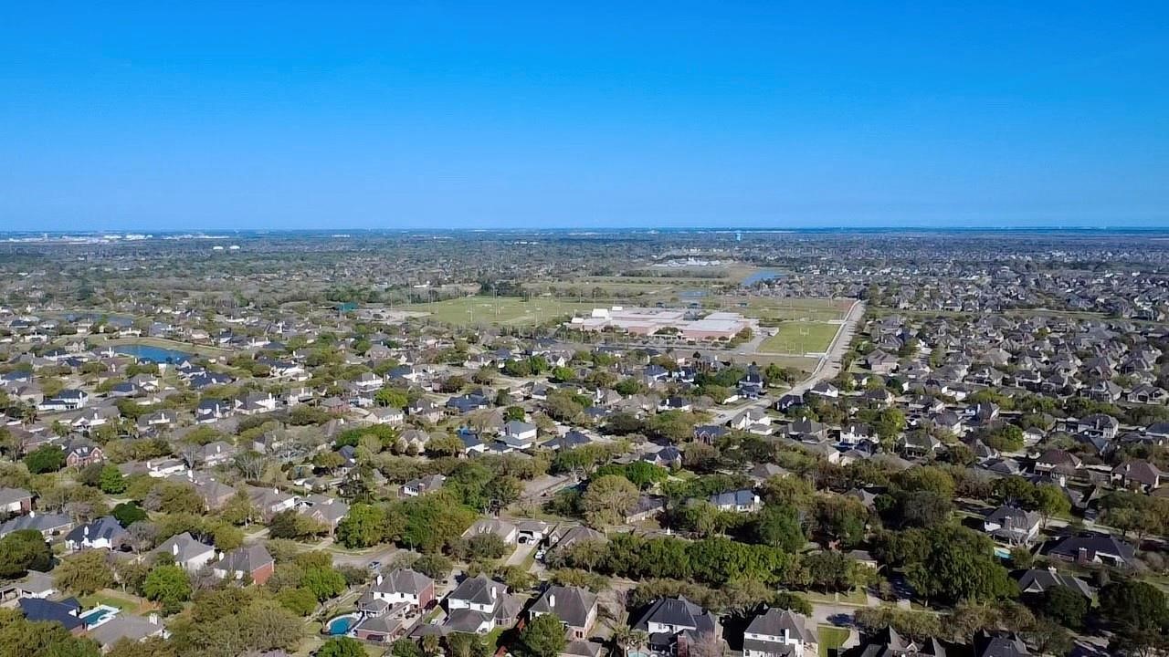 1209 Twin Oaks Street, Friendswood, TX 77546