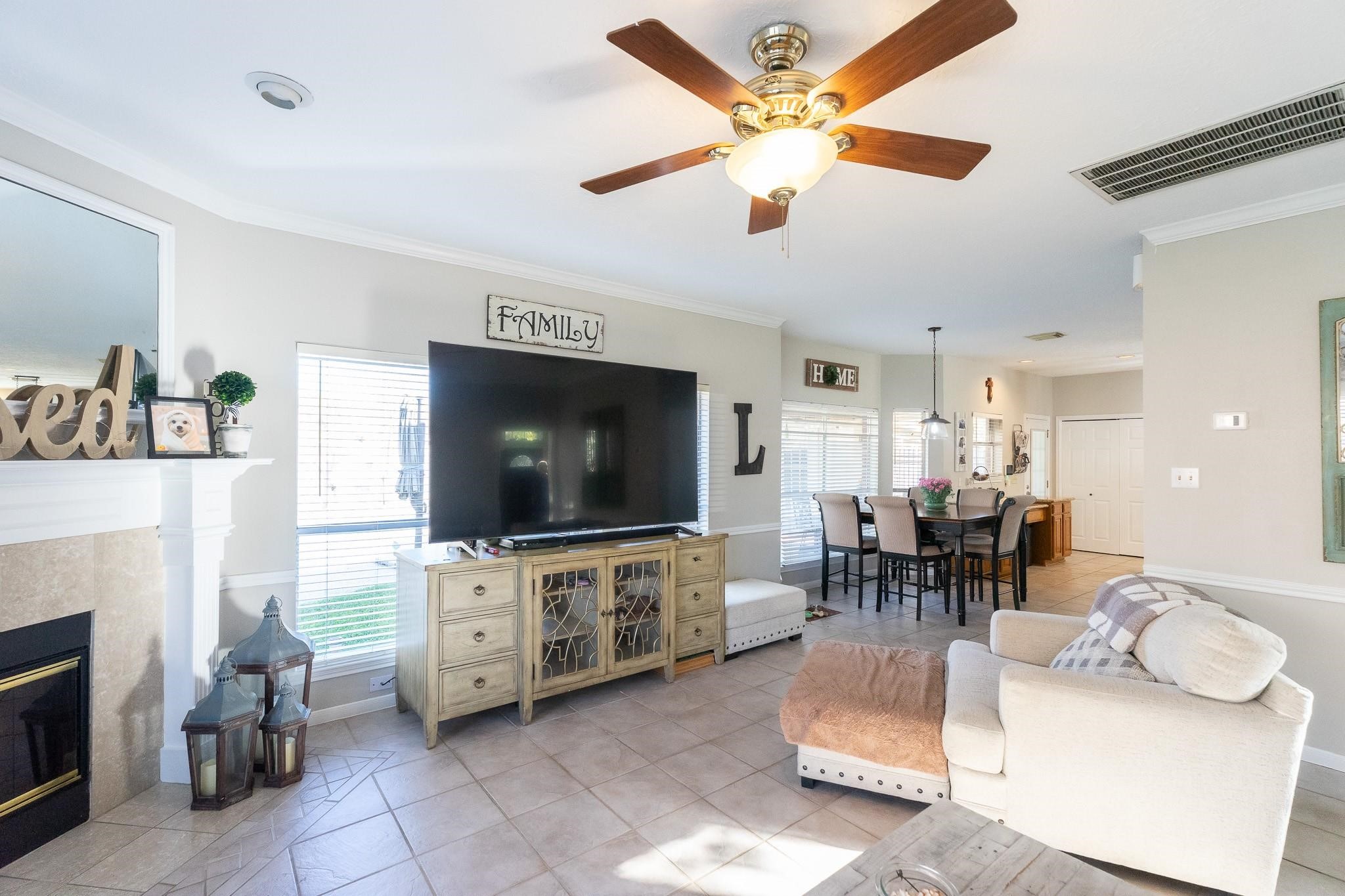 1209 Twin Oaks Street, Friendswood, TX 77546