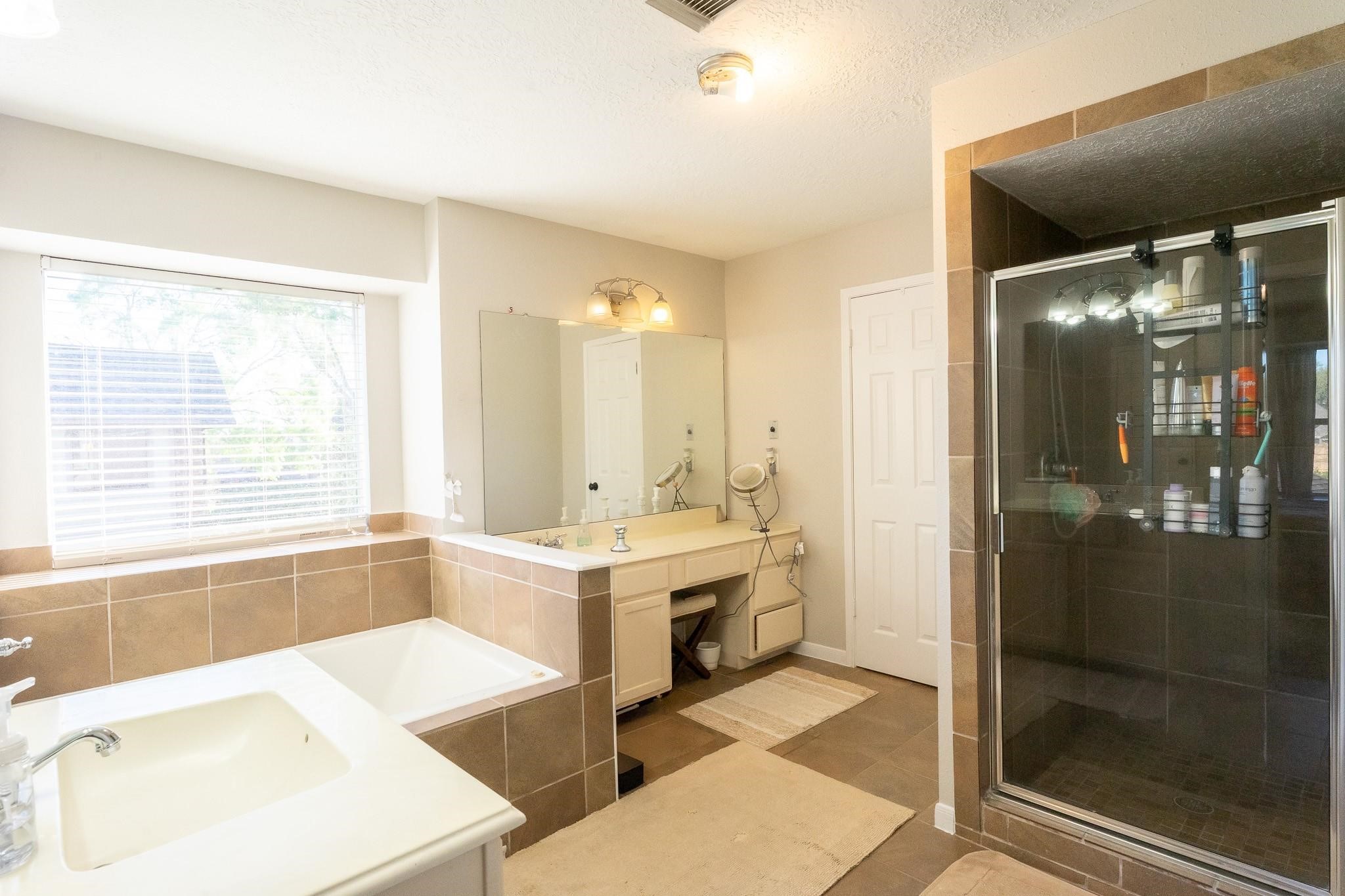 1209 Twin Oaks Street, Friendswood, TX 77546