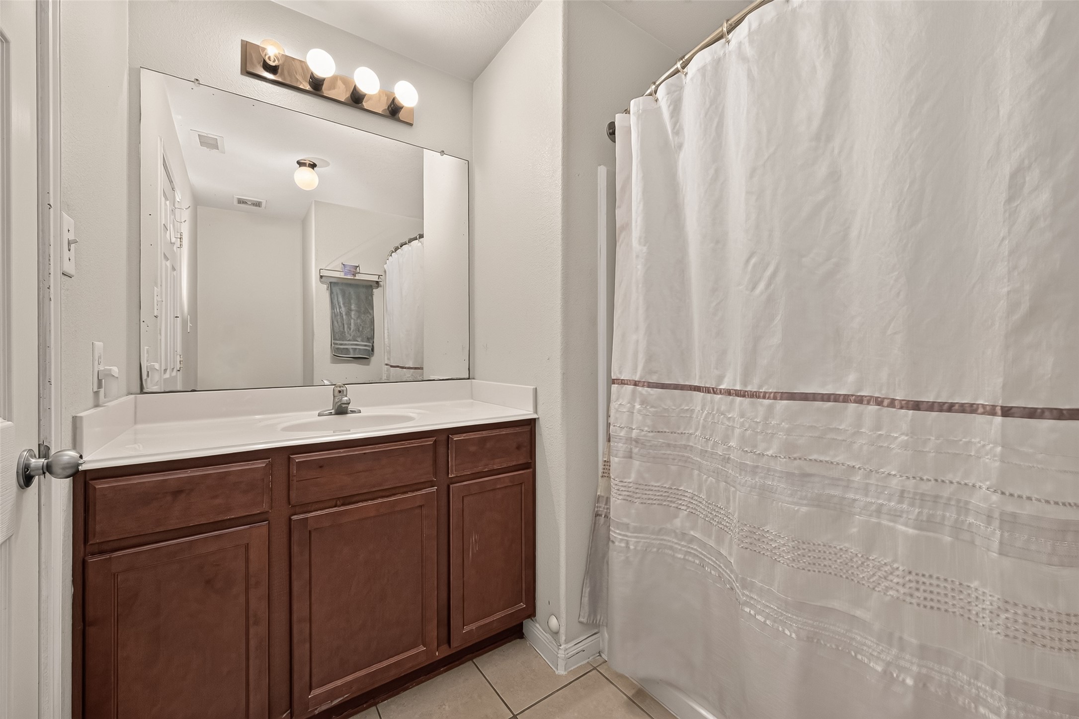 Secondary bathroom.