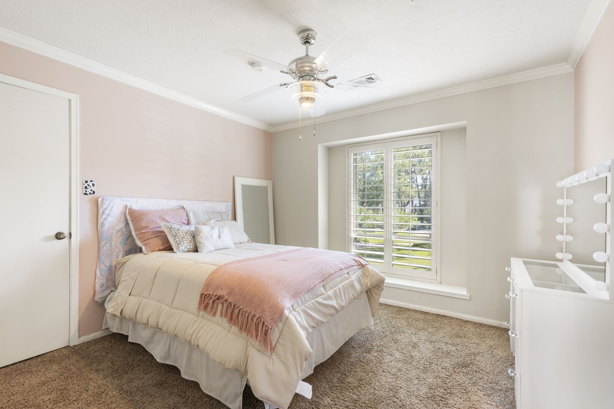 All bedrooms feature large walk-in closets and ceiling fans.