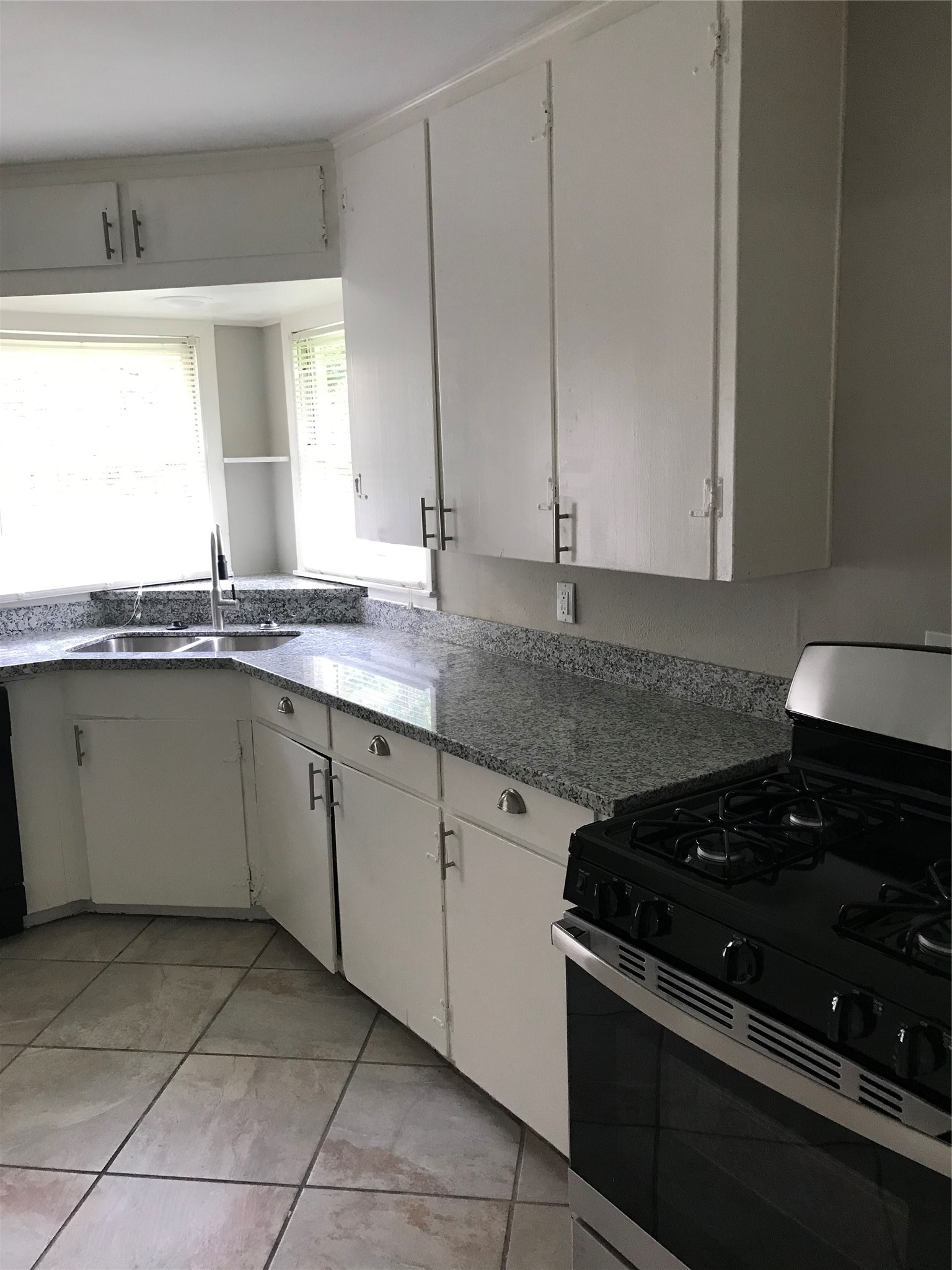 2702 N Camp Circle, La Marque, TX 77568