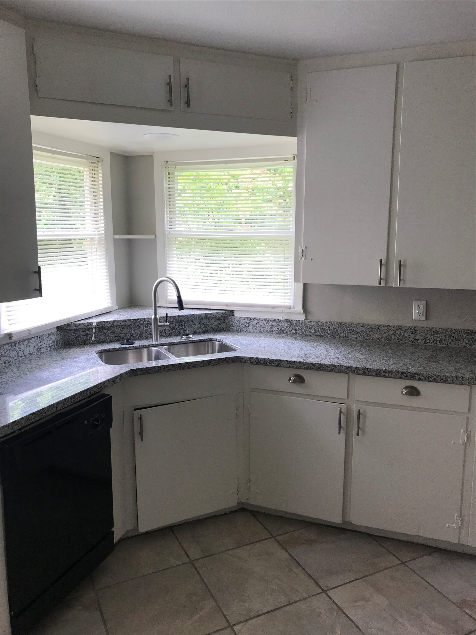 2702 N Camp Circle, La Marque, TX 77568